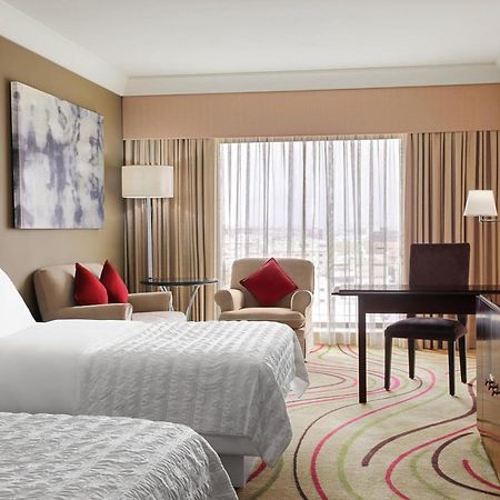 Le Meridien Джеда Екстериор снимка A guest room at the Sheraton Jumeirah Hotel