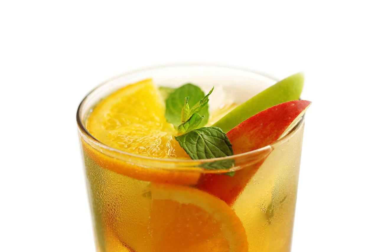 Le Meridien Джеда Екстериор снимка A glass of fruit punch