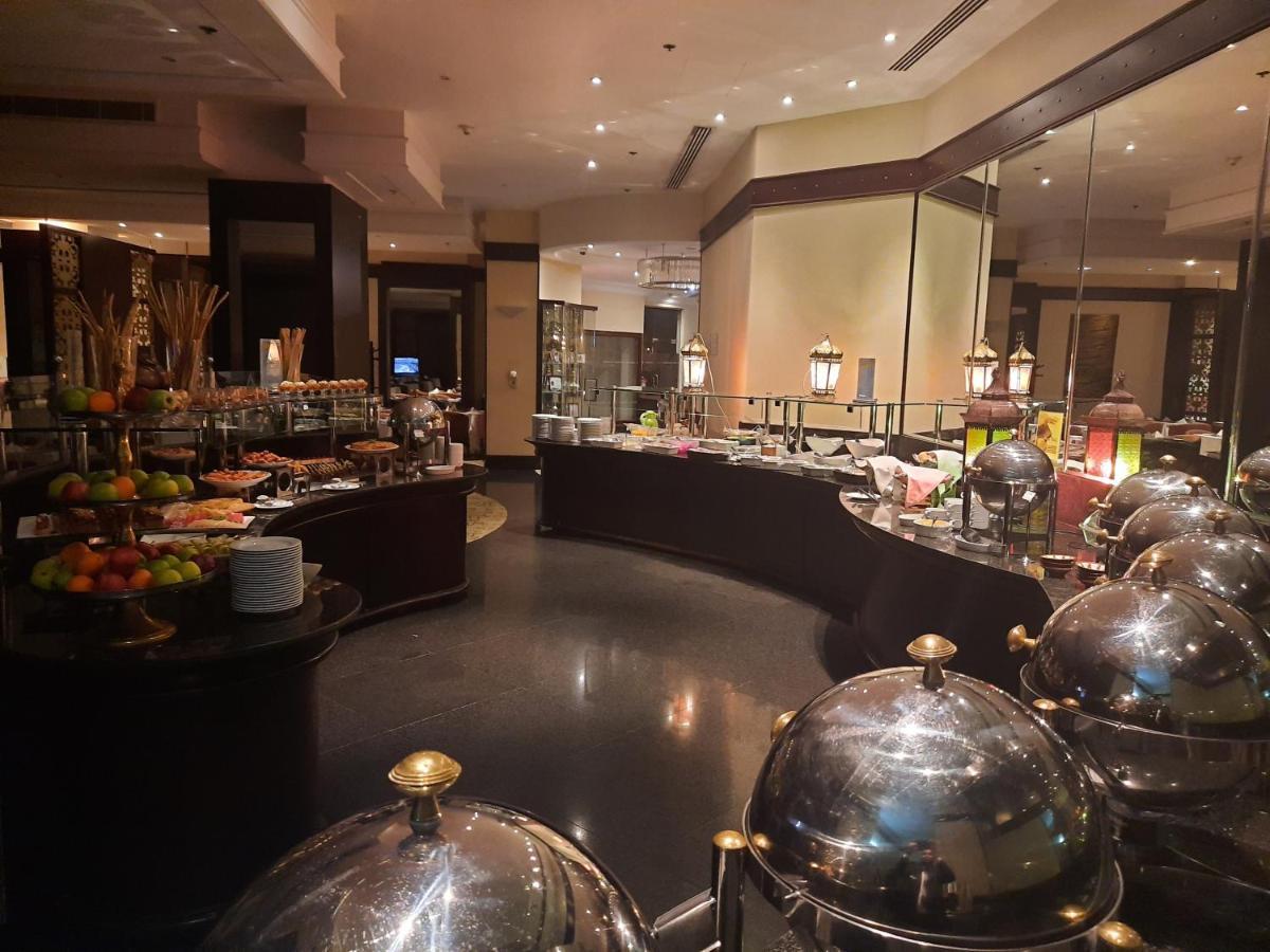 Le Meridien Джеда Екстериор снимка The buffet at the hotel