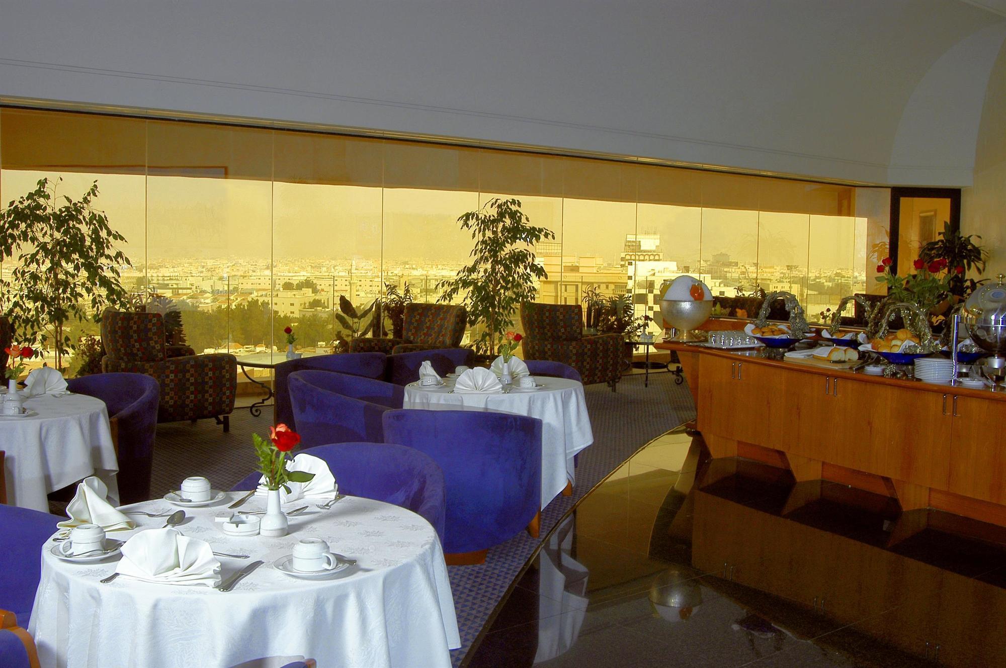 Le Meridien Джеда Екстериор снимка The restaurant