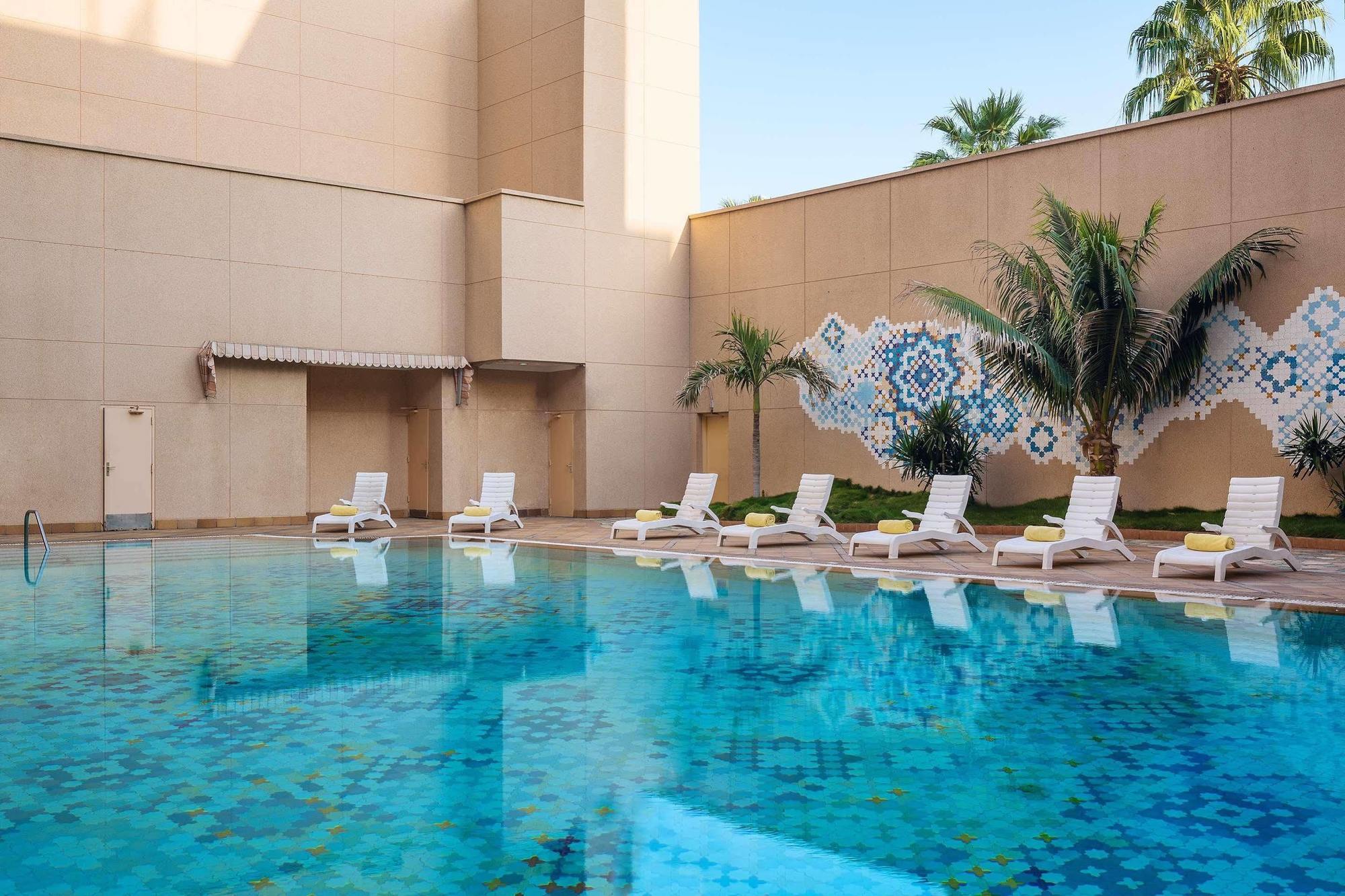 Le Meridien Джеда Екстериор снимка Swimming pool at the hotel